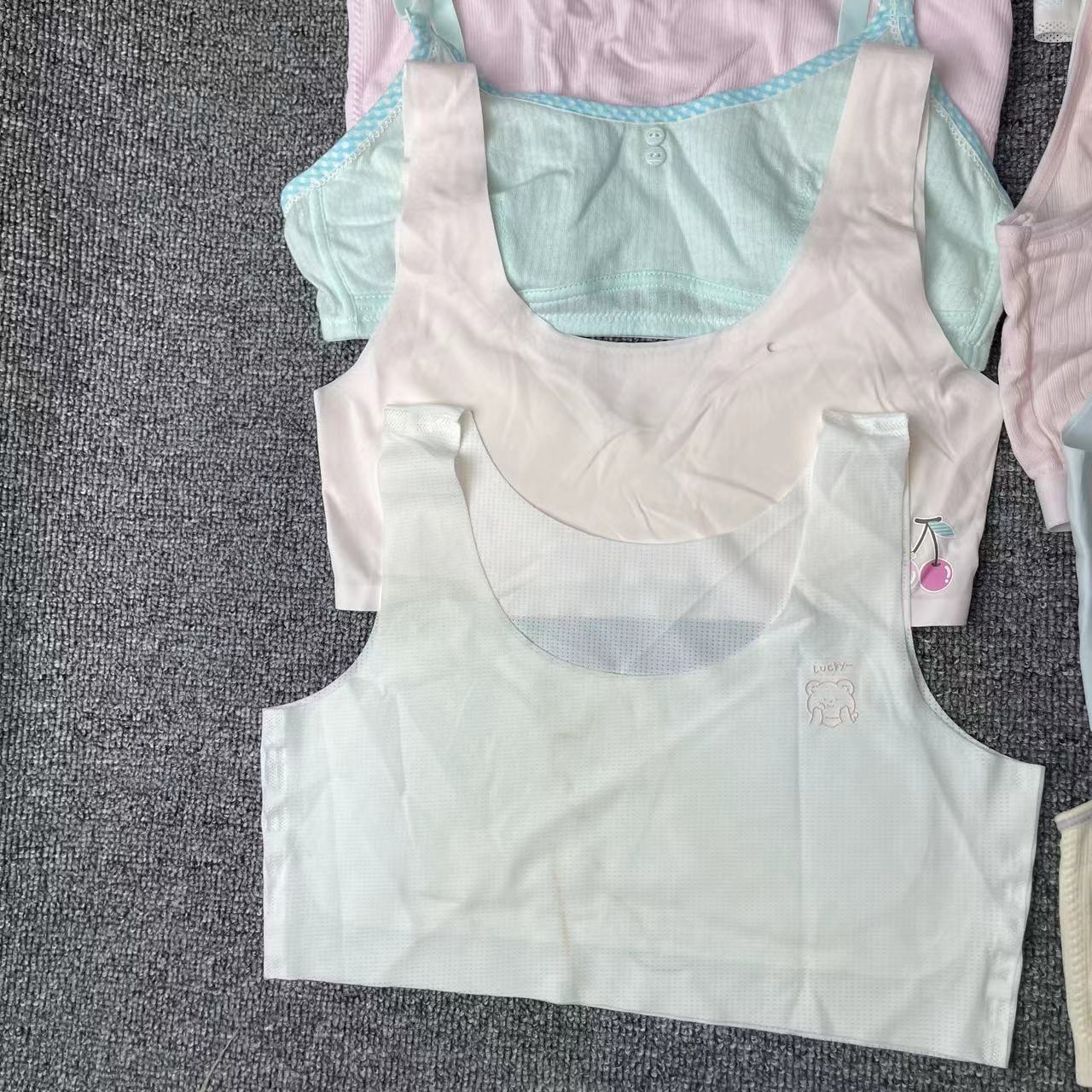 Varios inventario precio bajo tratamiento de liquidación defecto teñido niñas alrededor de las niñas belleza espalda pecho pad ropa interior al por mayor