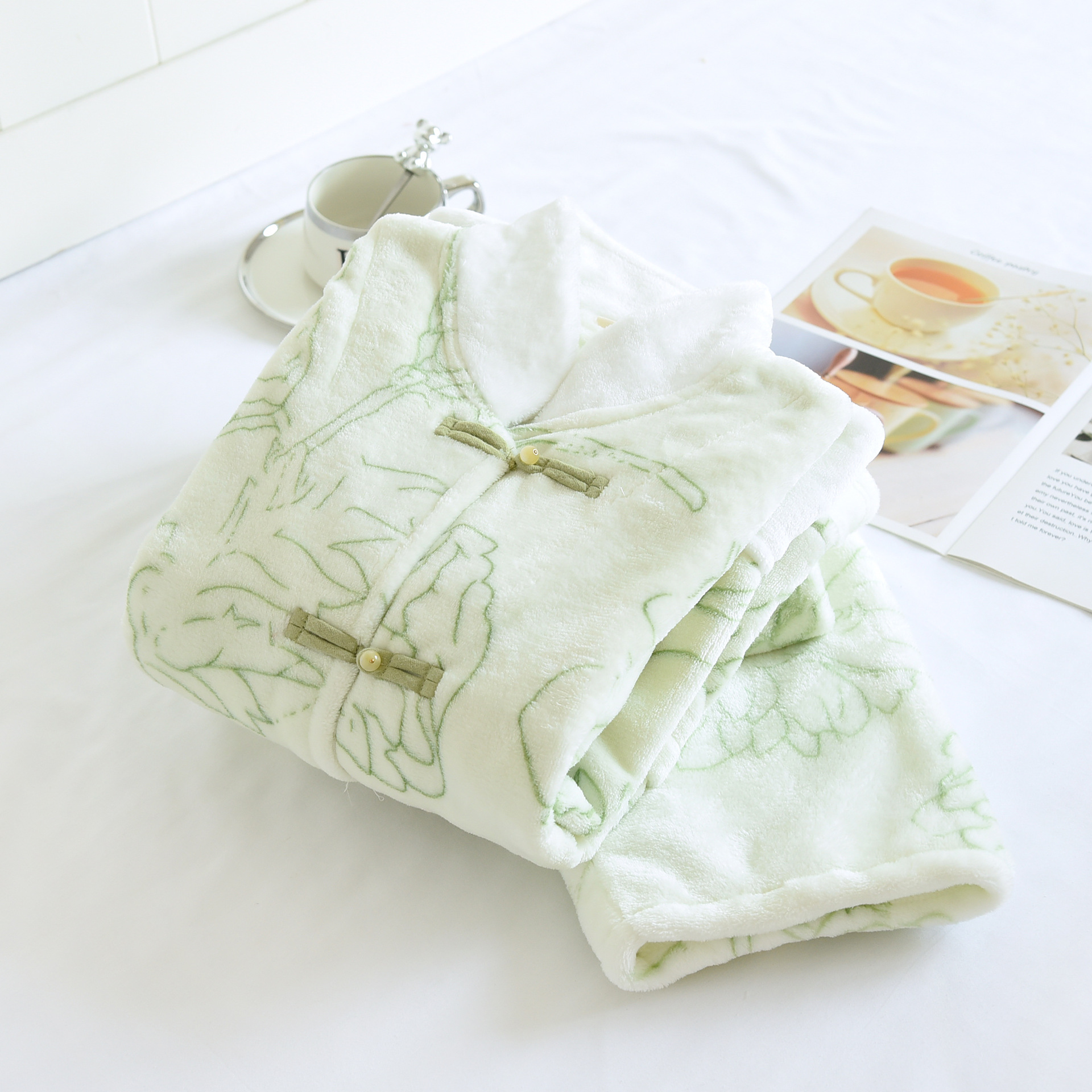 가을과 겨울 새로운 두꺼운 기모 칼라 여성의 따뜻한 잠옷 플란넬 캐주얼 간단한 여성의 플러스 사이즈 홈