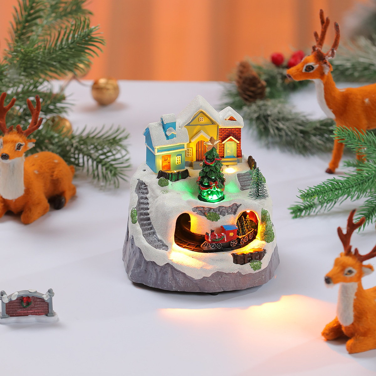 Una variedad de adornos de caja de música luminosa de resina giratoria de Navidad, adornos de tren giratorio, regalos de Navidad