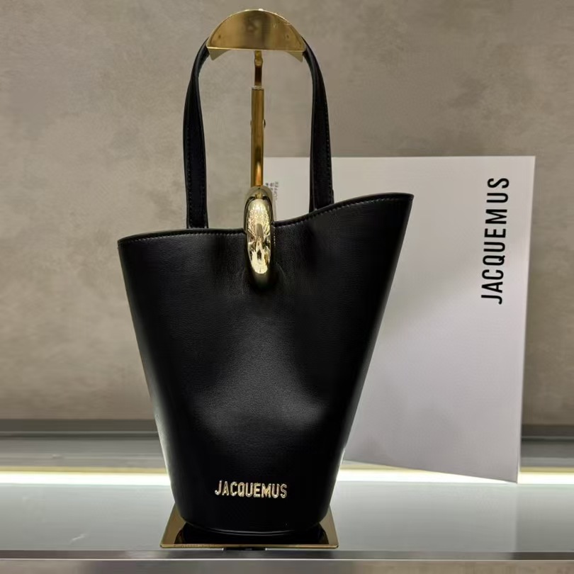 2025新款法国小众Jacquemus个性不对称的菜篮子真皮金扣手提包