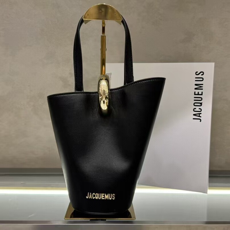 2025 New French Niche Jacquemus Asymmetrical Vegetable Basket Leather Gold Button Handbag 2025 New French Niche Jacquemus Asymmetrical Vegetable Basket Leather Gold Button Handbag