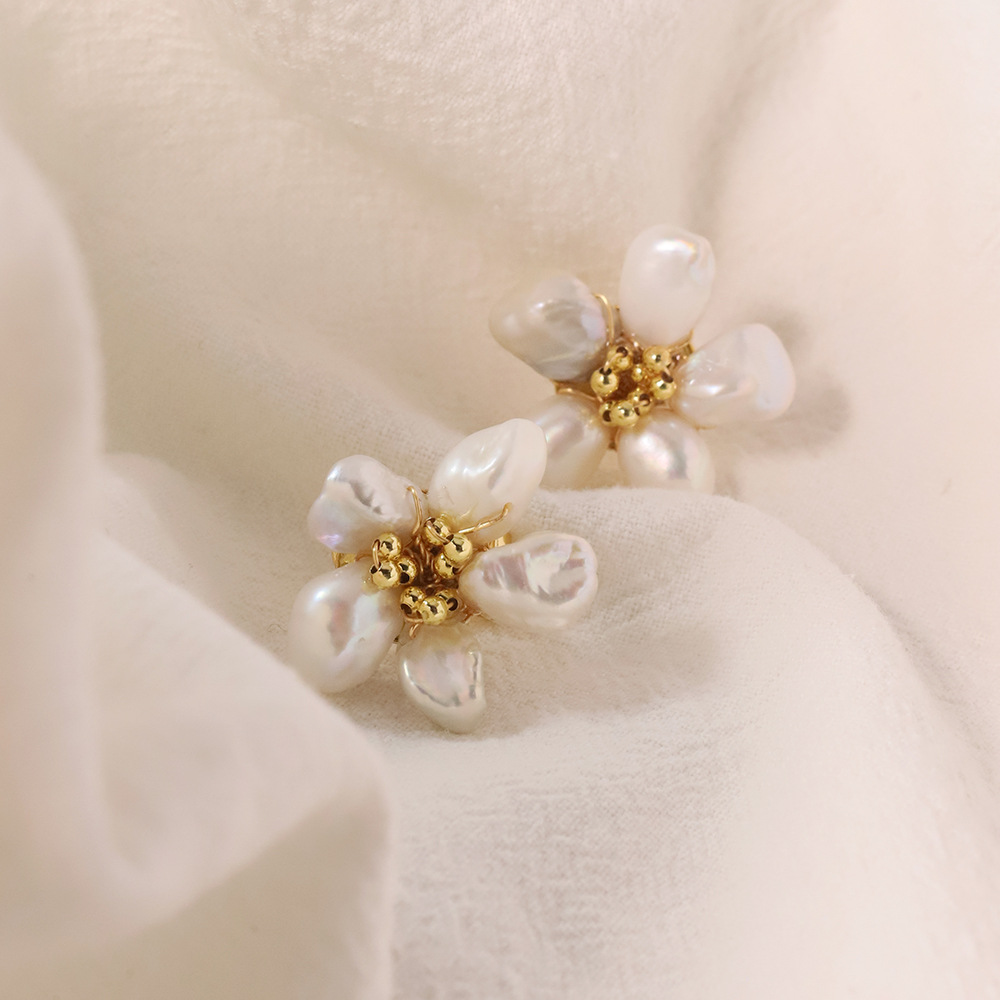 Agujero de perlas de agua dulce natural para mujeres, estilo universal simple y de alto nivel, pendientes de nicho de diseño, pendientes de flores transfronterizos para mujeres