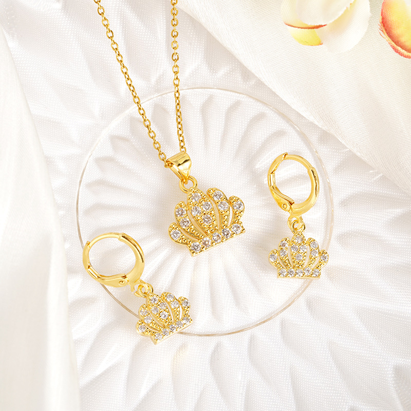 Vietnam Sandy Gold Fashion Light Luxury Palace Style Diamond Hollow Crown Collar Pendientes No se desvanece Joyería al por mayor
