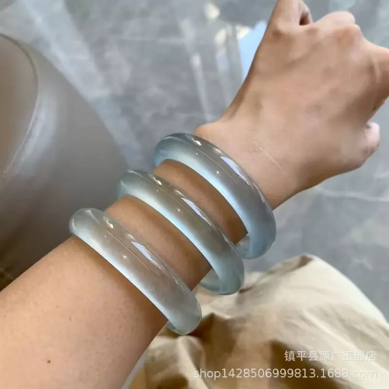 直播货源海蓝宝手镯冰透宝蓝色女士镯子石英岩玉蓝色圆条玉镯批发