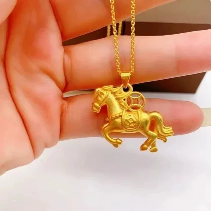 High-quality replica of the new sand-gold color "Instant Fortune" pendant, zodiac horse pendant, wealth-attracting and fortune-bringing necklace for women