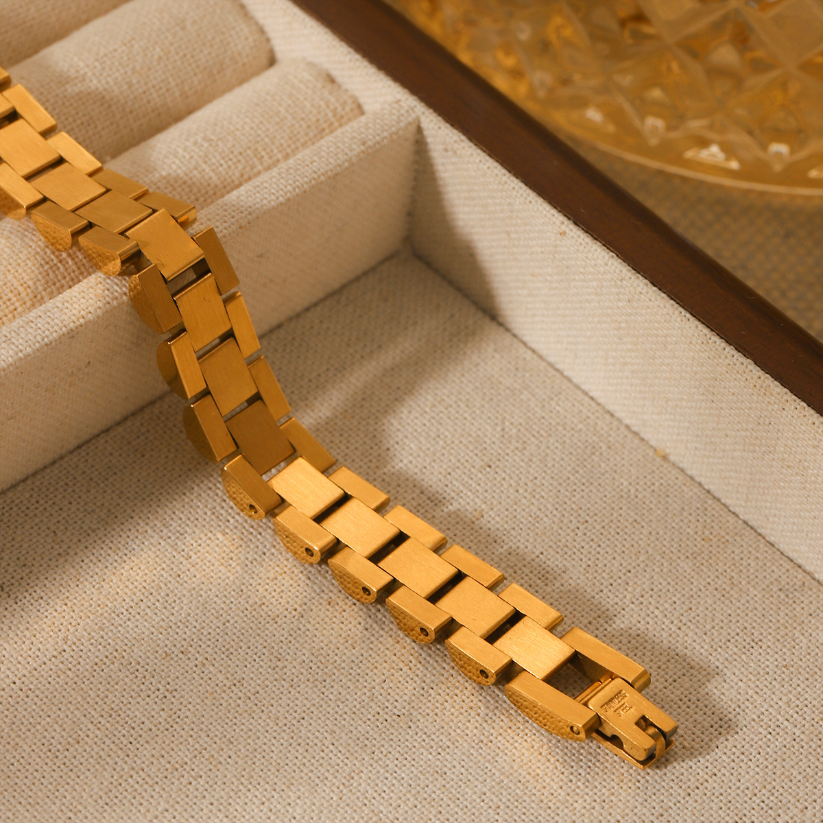 Europa y los Estados Unidos 18K oro acero inoxidable pulsera pulsera de reloj pulsera de lujo ligero nicho de alta sensación joyas de acero de titanio no decoloración joyas image 3