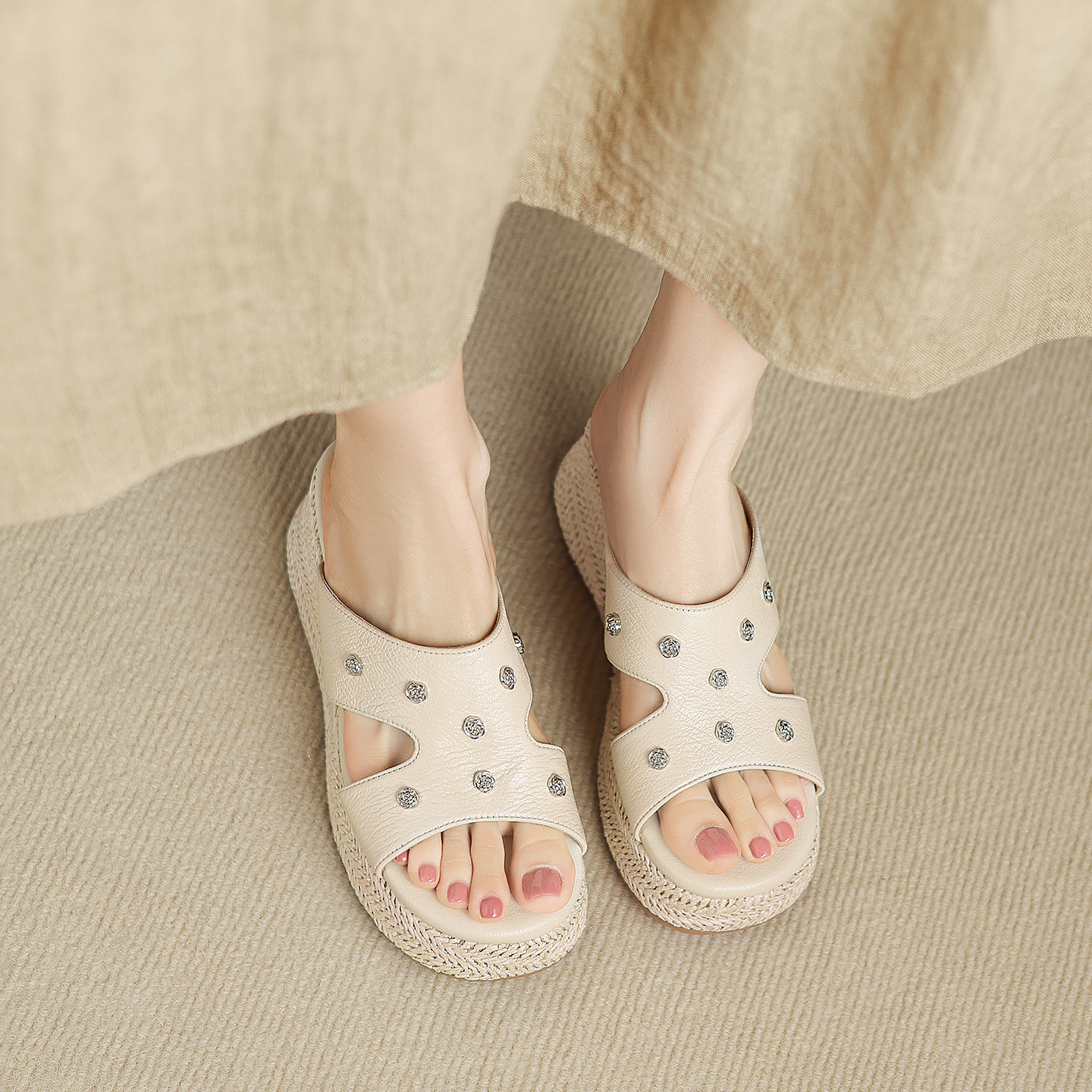 Dép sandal nữ đế dày da cừu họa tiết hoa — Trà sữa màu