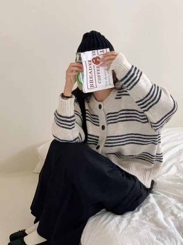 韓国系のデザイン感は色のストライプのニットのカーディガンのコートにぶつかります。|undefined