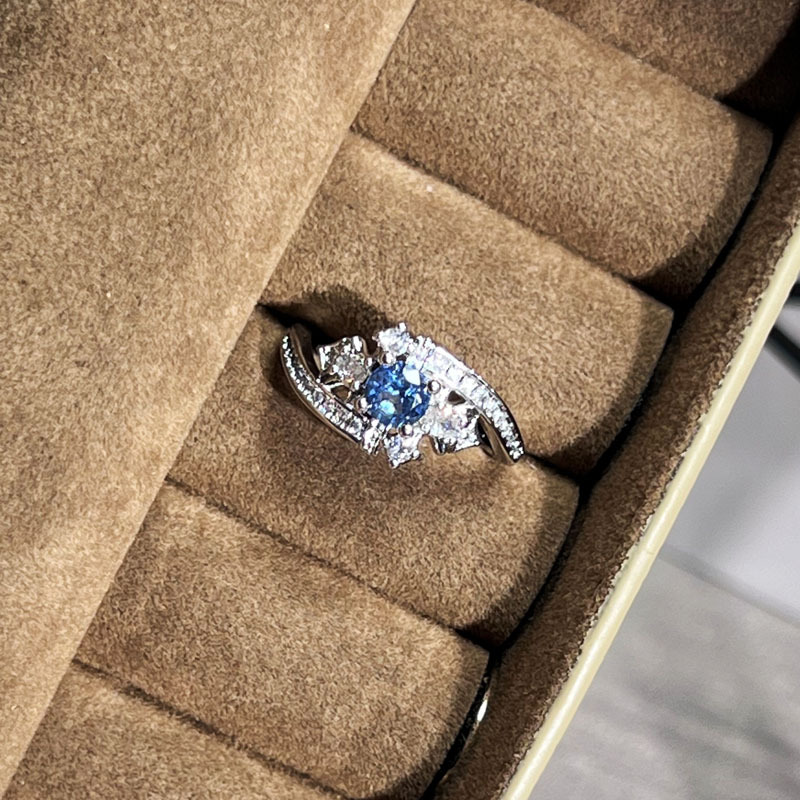 ライトラグジュアリーニッチレトロサファイアジルコンオープンリングレディースコールドスタイルパーソナライズハイエンドシンプルファッション人差し指リング