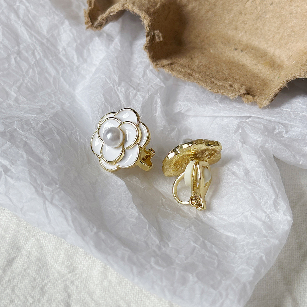 Versión coreana del temperamento de camelia, sin orejas perforadas, pinza para la oreja, flor de perla, tablero de ajedrez, pinza para la oreja triangular con diamantes, pendientes de nicho para mujeres