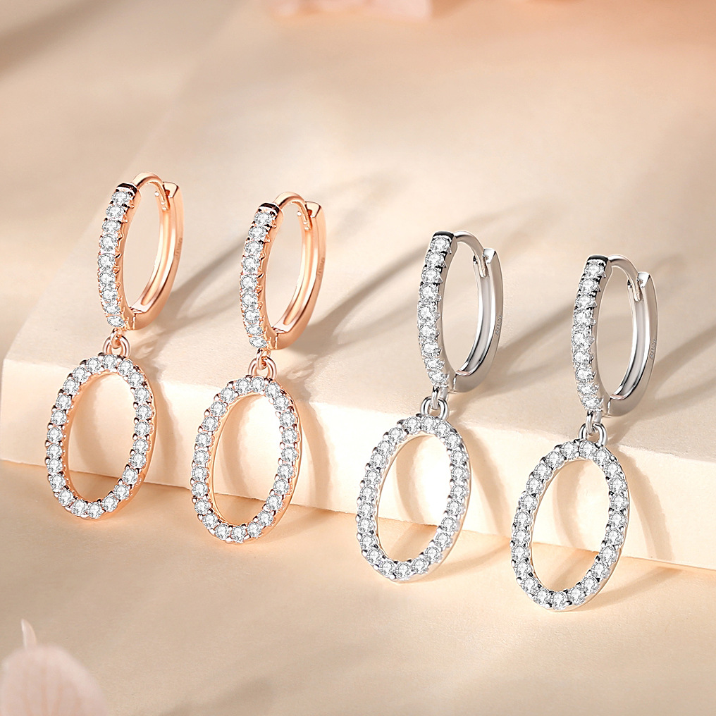 Joyería de circón con incrustaciones frescas con incrustaciones de diamantes geométricos incrustados en diamantes para mujeres Hebilla de oreja de anillo de diamante completo de plata S925 de lujo ligero