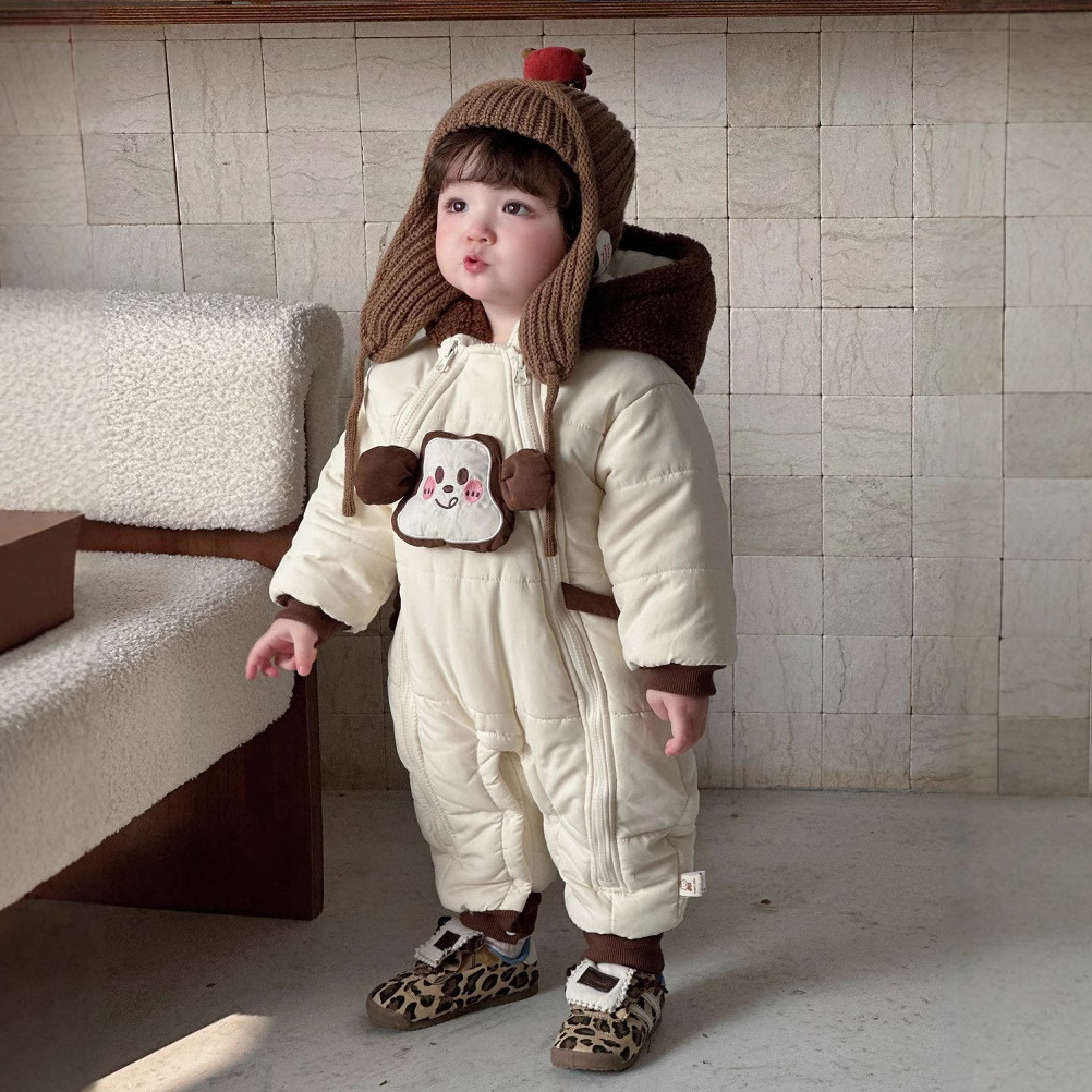 2024 ropa de algodón para bebé coreana, ropa de invierno occidental, una pieza, lindo traje de escalada de dibujos animados más mameluco acolchado de terciopelo