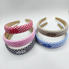 韓国版emii刺繍bbクリップの格子の縁に新鮮で甘いサイドクリップのファッション前髪クリップの女性がいます。