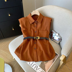 レトロな肩にベルトをつけて腰の袖のないシャツの女性の夏の単列のボタンの短いタイプはやせているpoloの襟がお腹の上着を覆います。