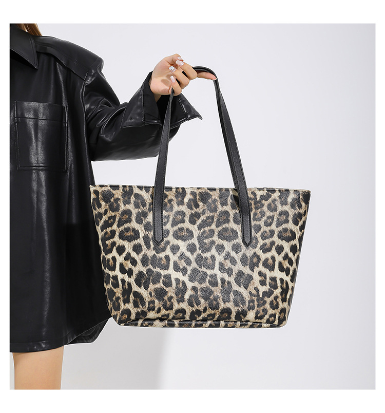 Women's Large Pu Leather Leopard Streetwear Square Zipper Tote Bag display picture 5