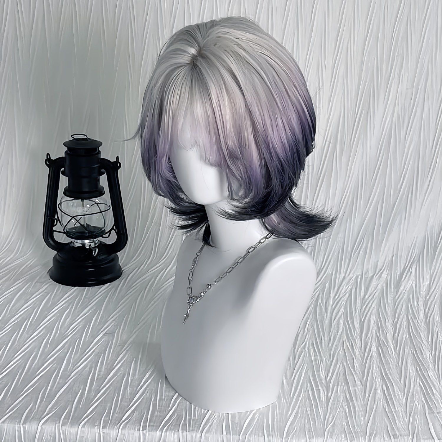 Parrucca Connie [Purple Mist Voyage] Ombre bianche e viola a strati evidenziate con frangia corta e riccia, parrucca tinta in alto