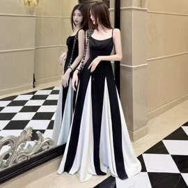 法式轻奢黑白撞色吊带连衣裙女夏季性感收腰显瘦设计感大摆长裙子