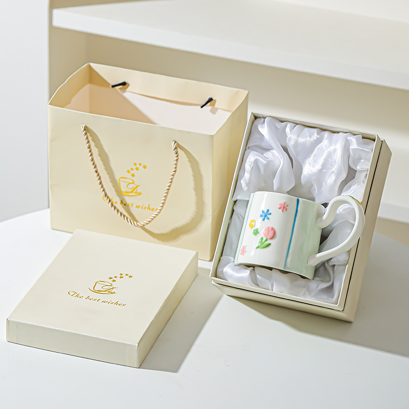 Taza de flores de cerámica para el hogar, taza de mano femenina de alto valor, taza de desayuno, taza de leche de corazón de niña, taza de agua, color bajo vidriado