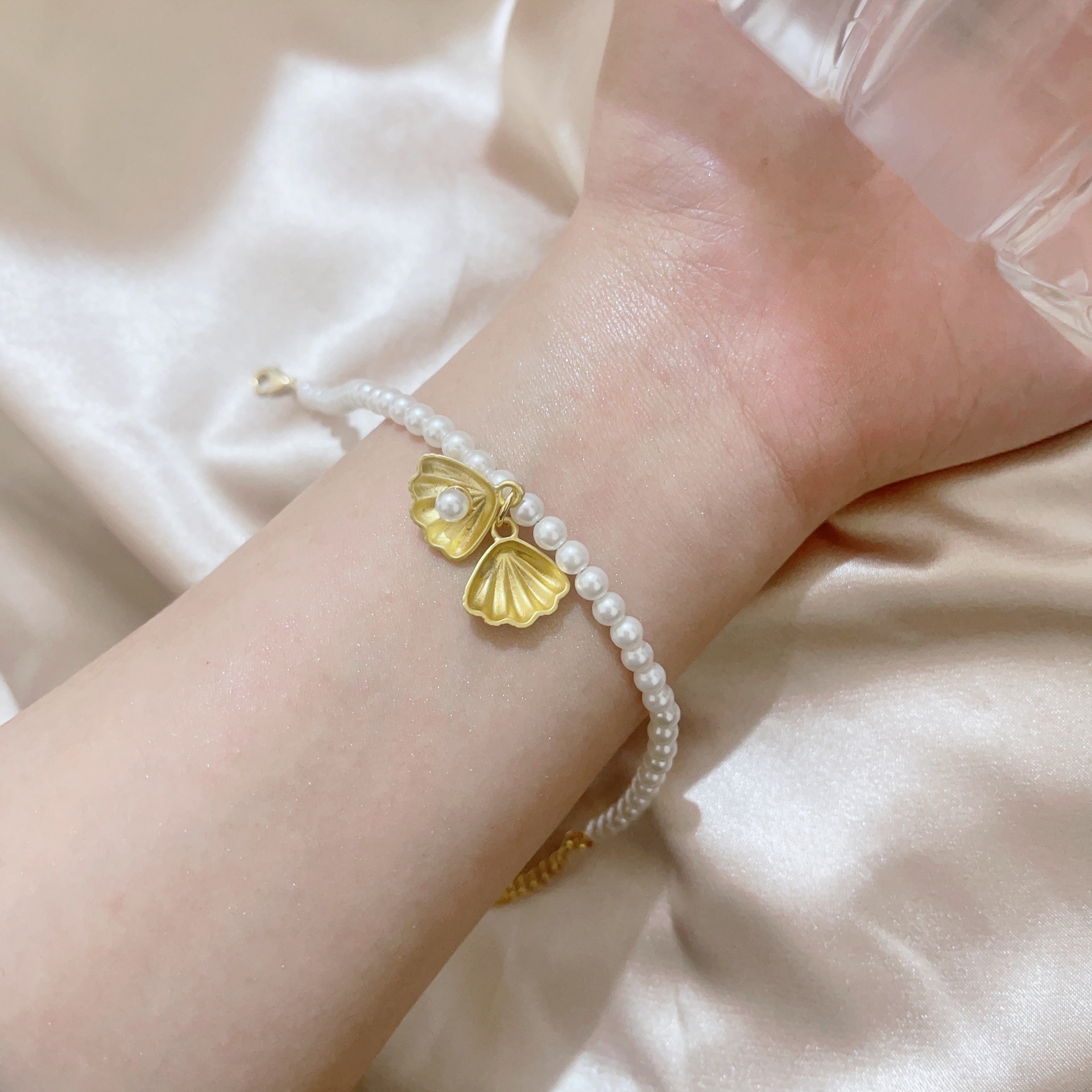 Elegant retro pendant pearl