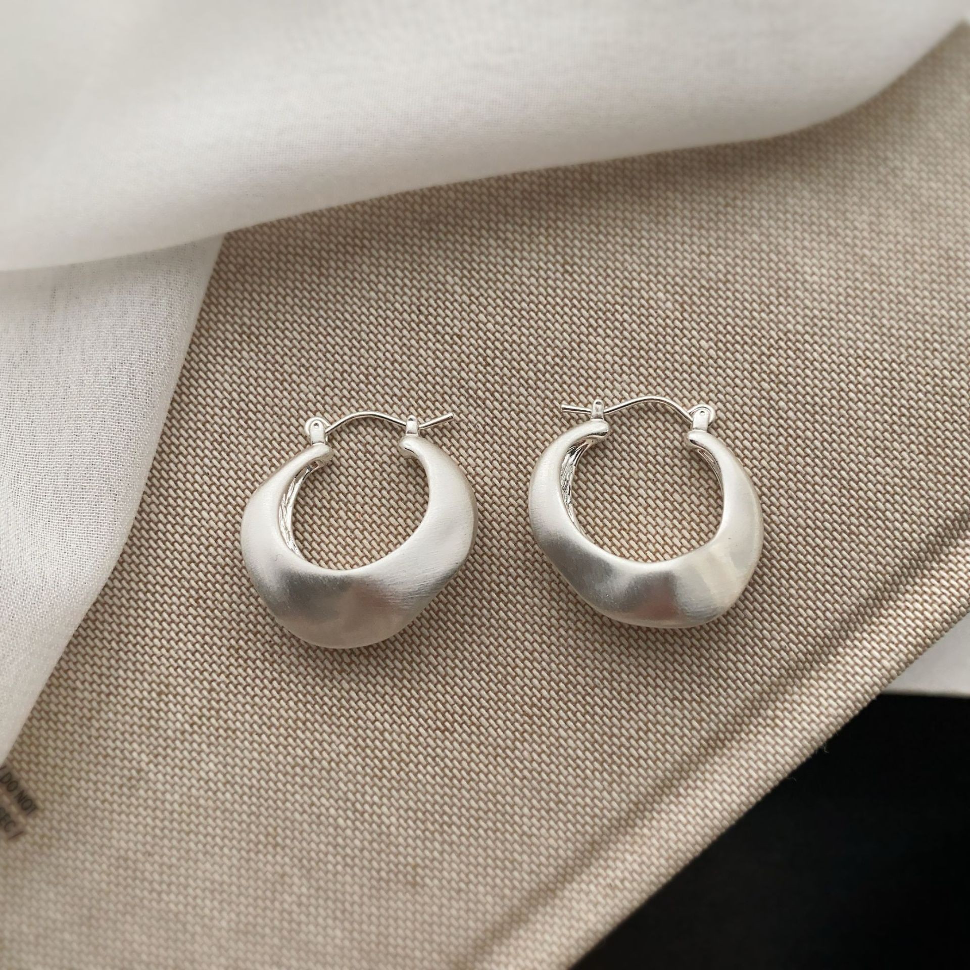 Pendientes de aro gruesos cepillados hechos a mano para mujer, simples y versátiles, pendientes retro personalizados de alta gama, mujeres de moda para viajeros diarios