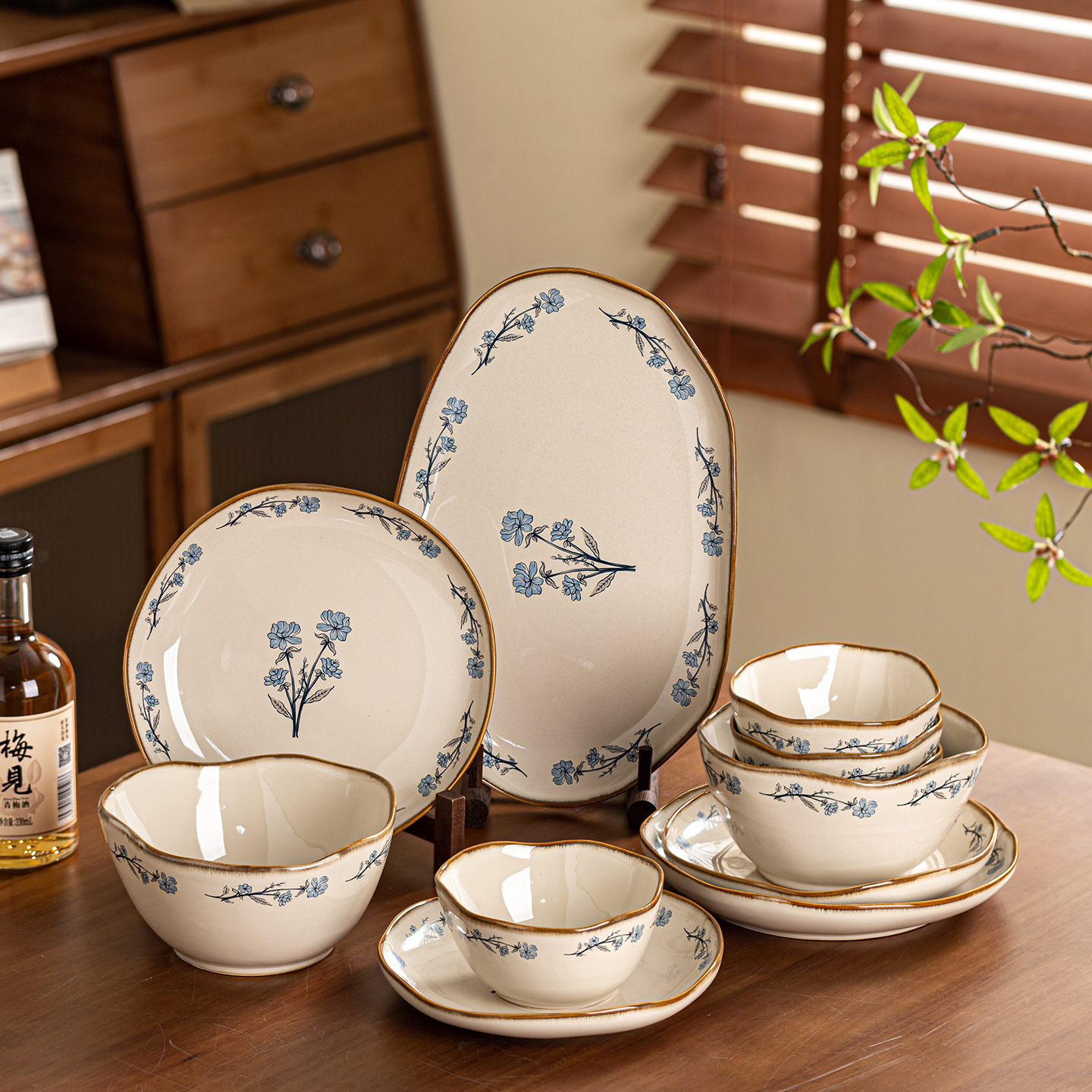 Conjunto de platos de alto valor familiar nuevo estilo japonés de platos de cerámica platos palillos de reubicación platos de regalo platos de cerámica platos