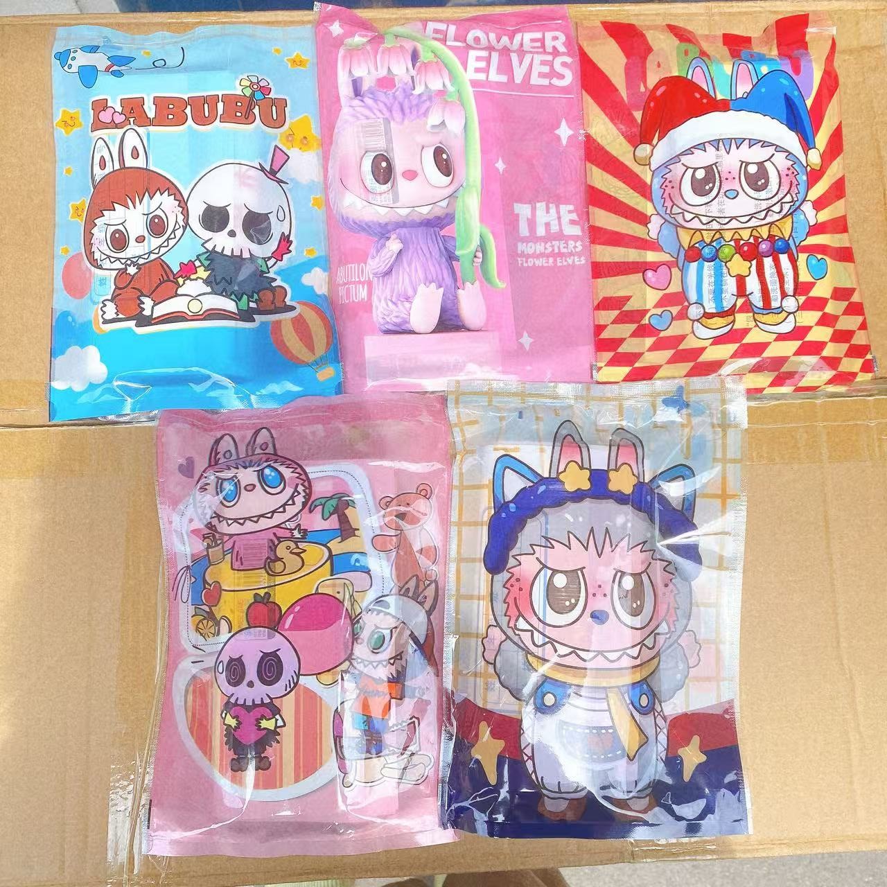 Bolsas ciegas juguetes de dibujos animados mezclar bolsas de regalo una variedad de bolsas mezcladas y mezcladas collar puestos de 2 yuanes al por mayor