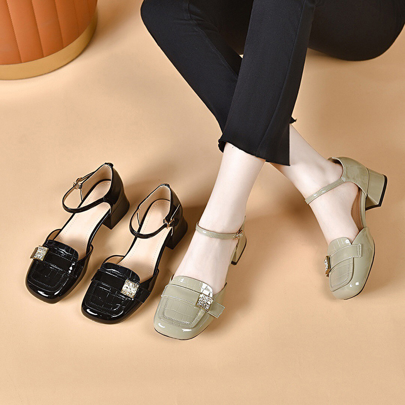 Sandal nữ quai ngang mũi kín da bóng gót thấp đế mềm — Màu đen