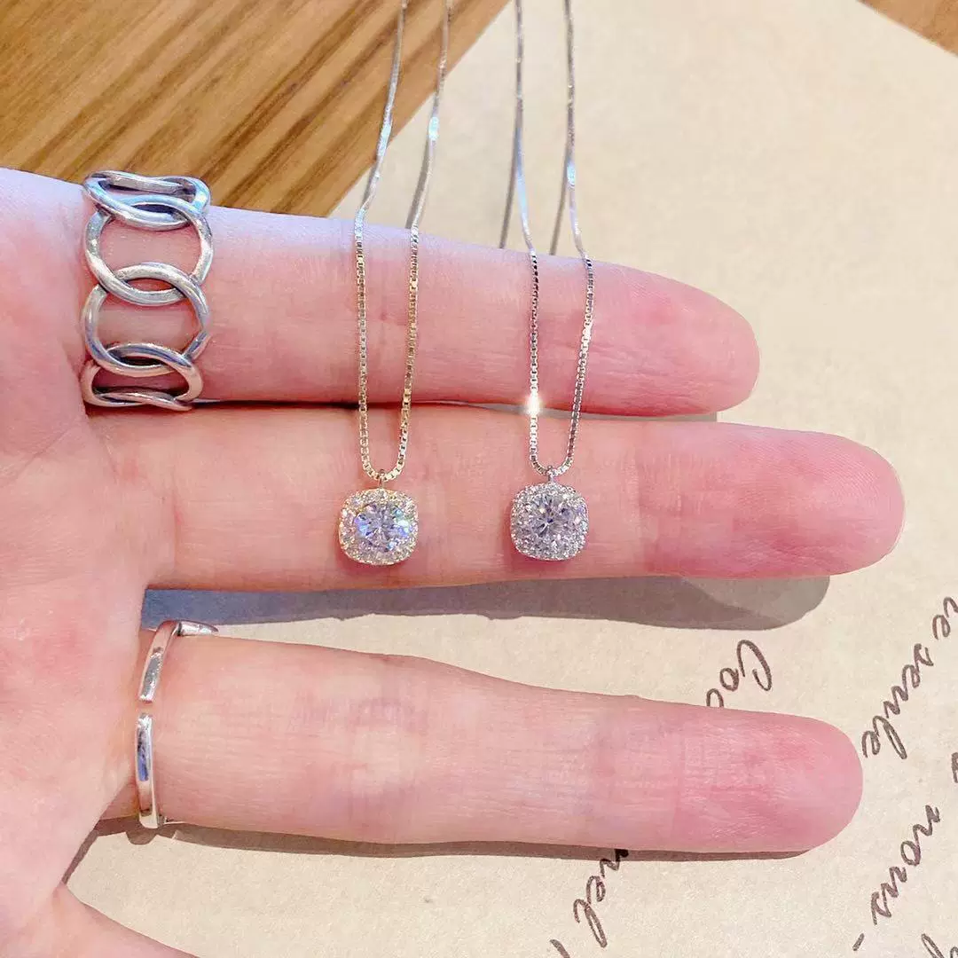 Ожерелье с подвеской в виде маленьких сахарных кубиков из белой меди с платиновым покрытием, в форме восьми сердец и восьми стрел, для женщин, легкий роскошный дизайн, цепочка на ключицу с высококачественным эффектом, завязывающаяся на шее.