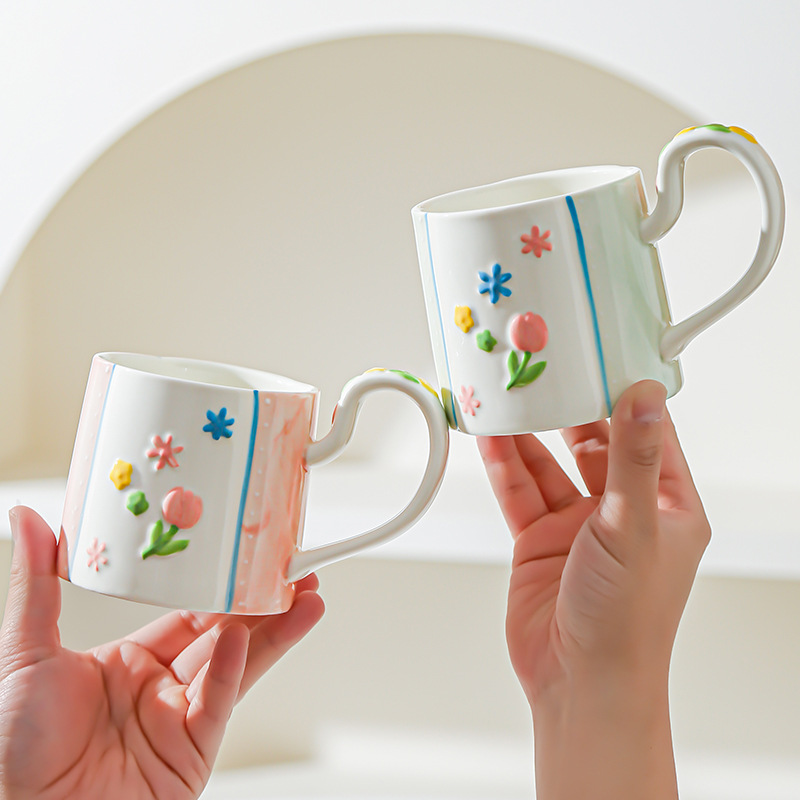 Taza de flores de cerámica para el hogar, taza de mano femenina de alto valor, taza de desayuno, taza de leche de corazón de niña, taza de agua, color bajo vidriado