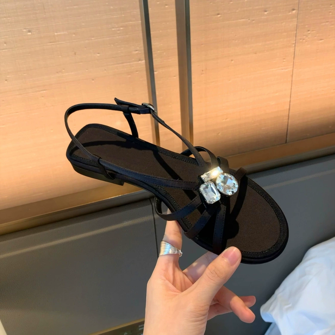 Версия из овчины ~ Элегантные босоножки с открытым носком и одним ремешком на тонком ремешке с пряжкой из драгоценных камней для женщин, летние босоножки на плоской подошве из натуральной кожи со стразами и клеткой для свиней