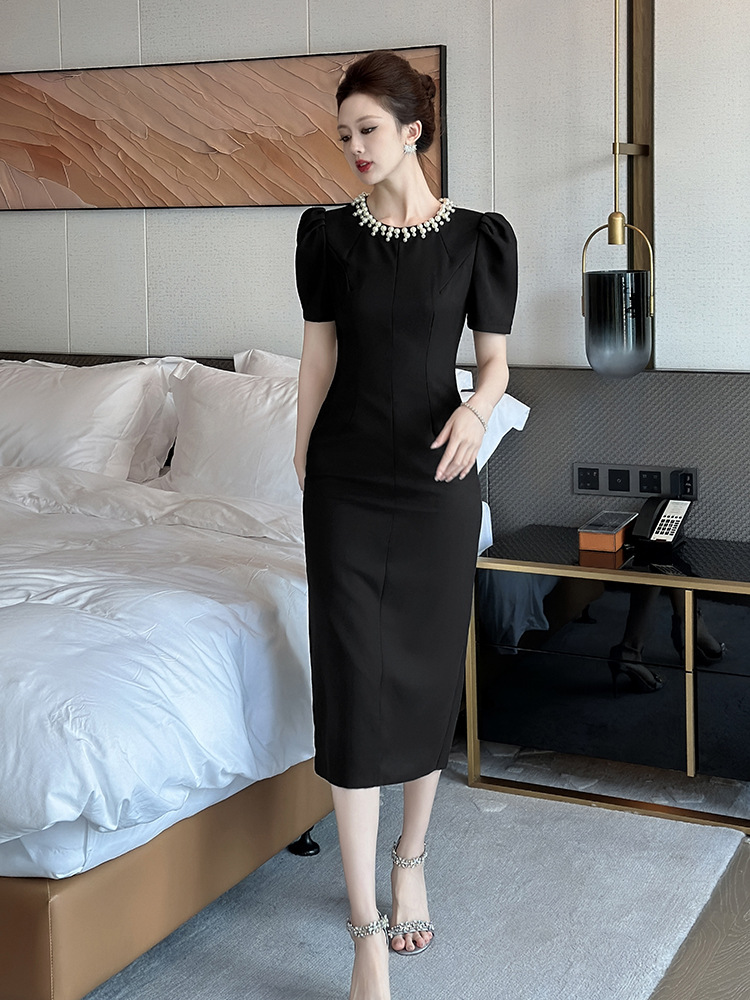 Đầm nữ kiểu Pháp cổ tròn đính ngọc trai thắt eo dài quá gối màu đen phong cách Hepburn — Màu đen