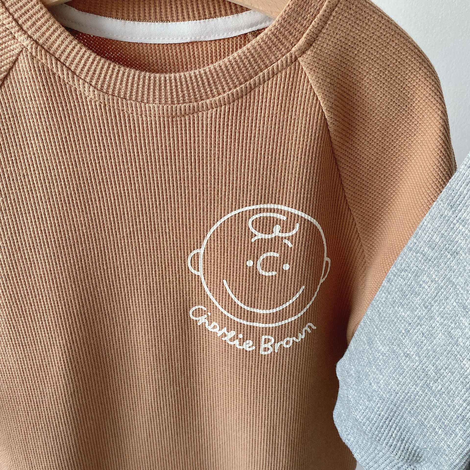 Vêtements pour enfants coréens bébé trésor automne nouveau graffiti dessin animé tête humaine pull pantalon ensemble deux pièces_voghion.com
