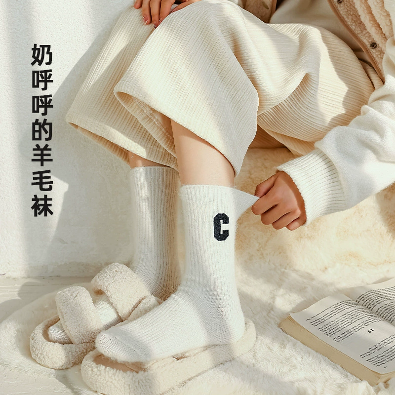 Шерстяные толстые носки до середины икры, осенне-зимние теплые чулки на флисовой подкладке с вышивкой буквы C и пушистыми чулками-тапочками