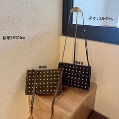 小众时尚铆钉磨砂皮斜挎小方包信封包高级感手工打钉时尚女包