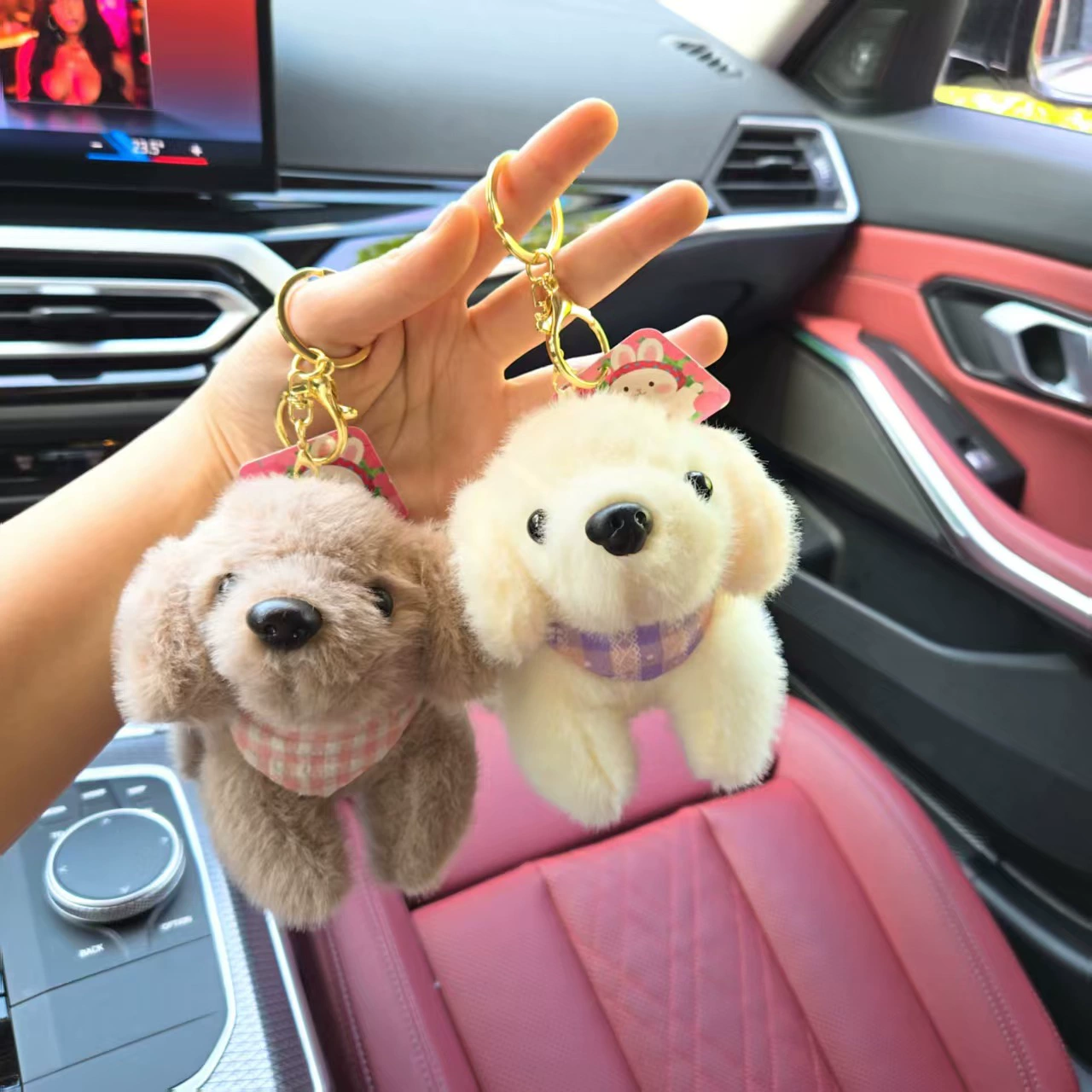 Милая и очаровательная интернет-знаменитость, сидящая в позе маленькой собаки, плюшевая игрушка, кукла, сумка, подвеска, брелок, тканевая кукла, игрушка.