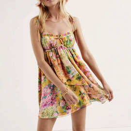双肩系带连衣裙法式小众木耳边胸前系带拼色碎花海边度假吊带短裙