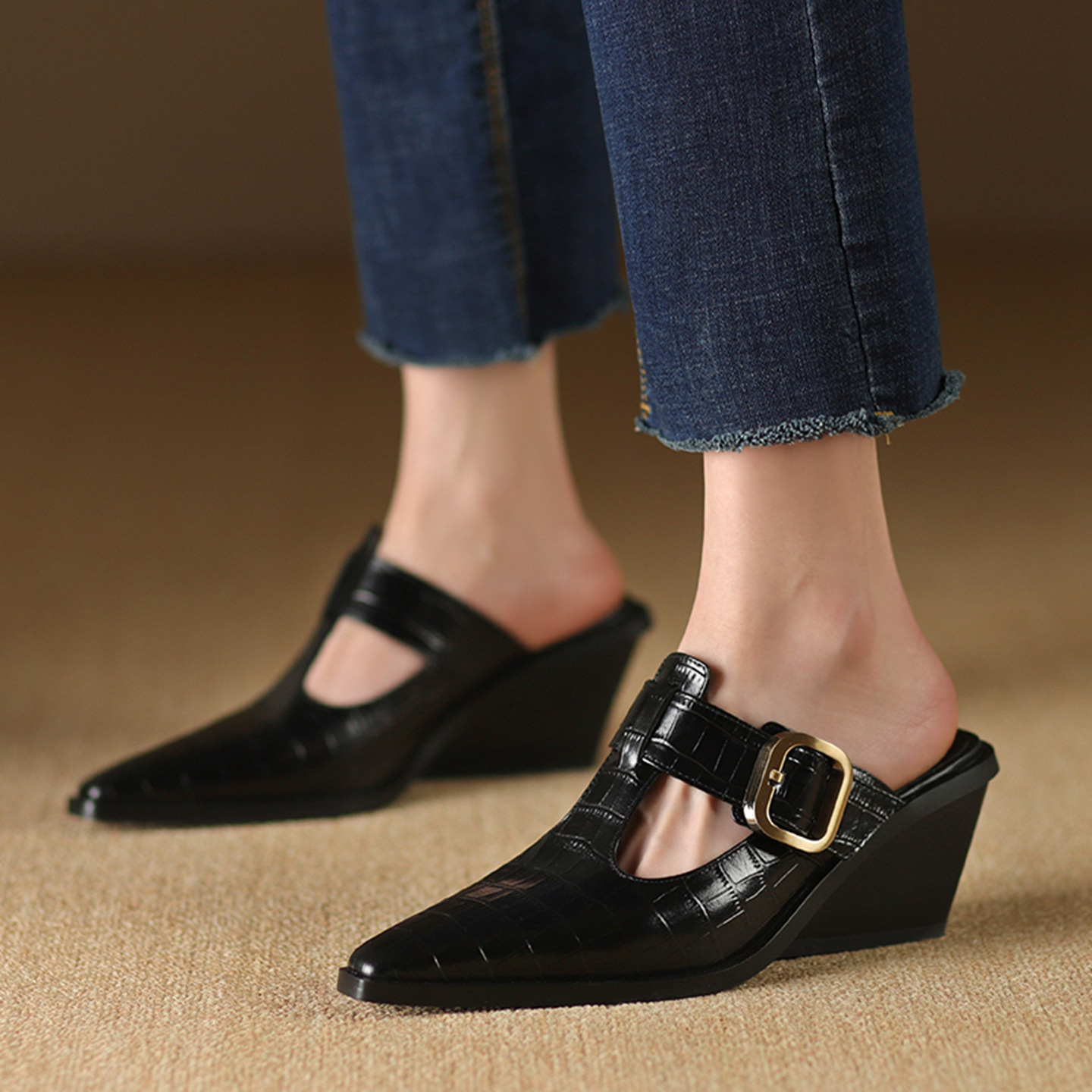 Dép sandal nữ mũi nhọn quai hậu khóa kim gót dày — màu nâu