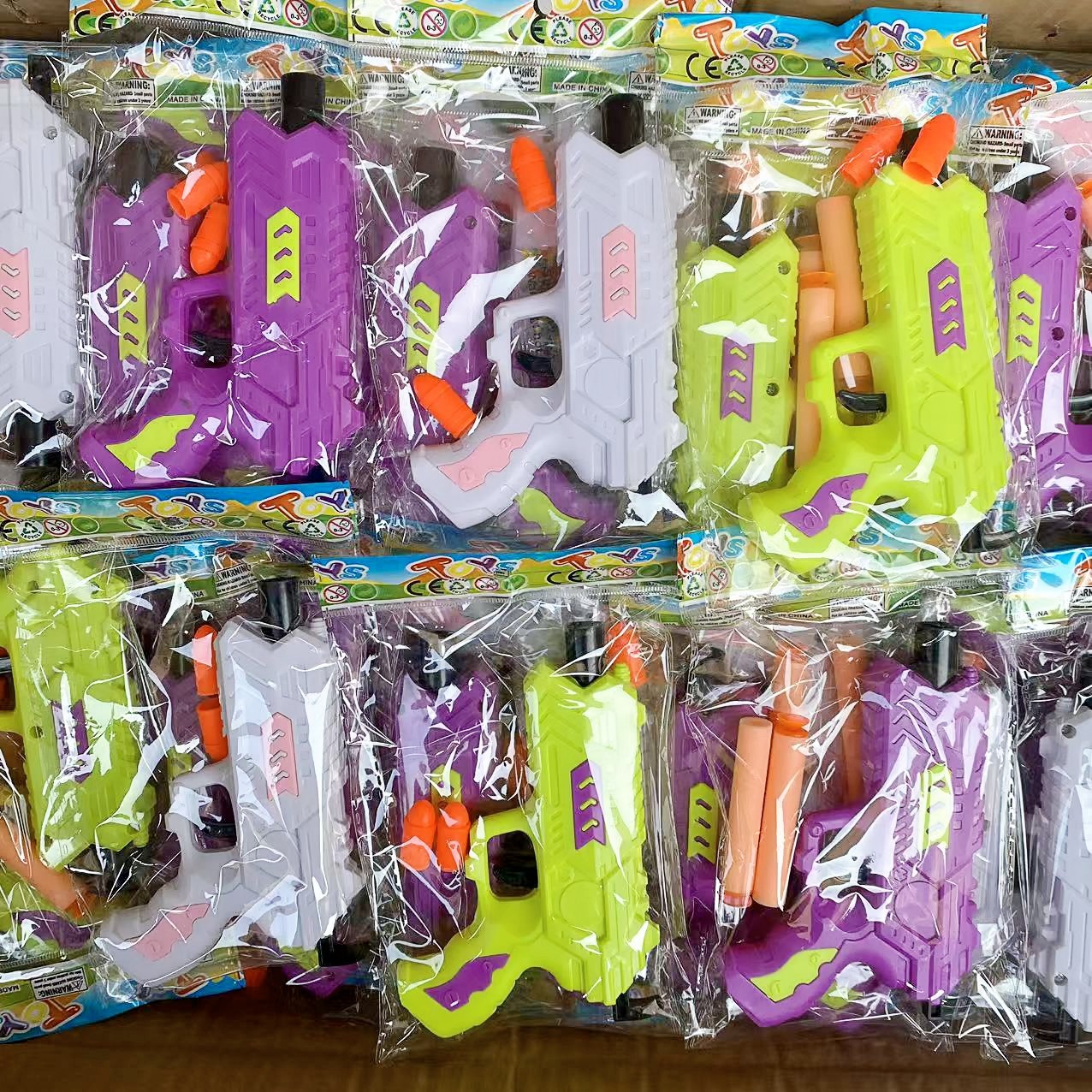 2 yuanes al por mayor competitivo pistola de bala blanda ventosa de juguete juguete de color pistola de dibujos animados dos puestos binarios
