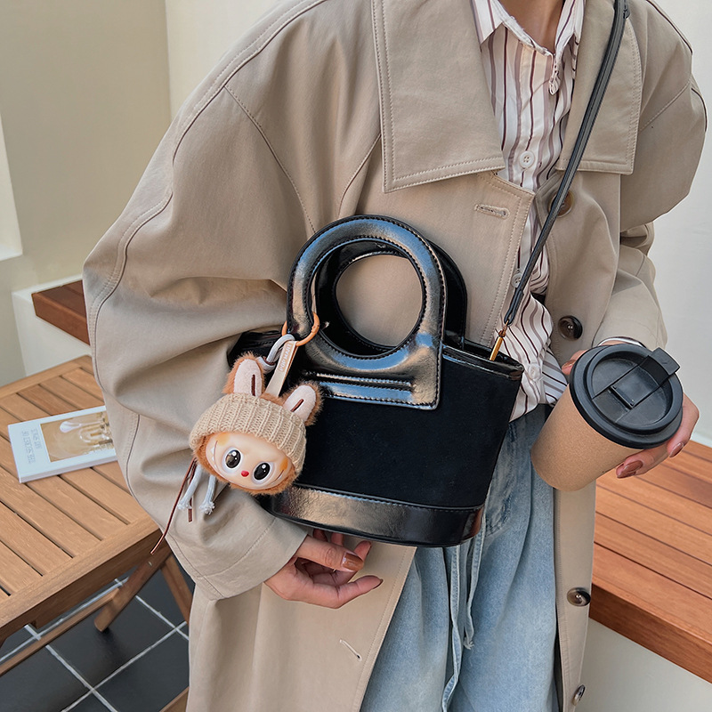 Bolso de mano coreano transfronterizo empalmado bolso de cubo de agua mujer otoño / invierno 2025 nuevo estilo de moda bolso de hombro bolso de viaje