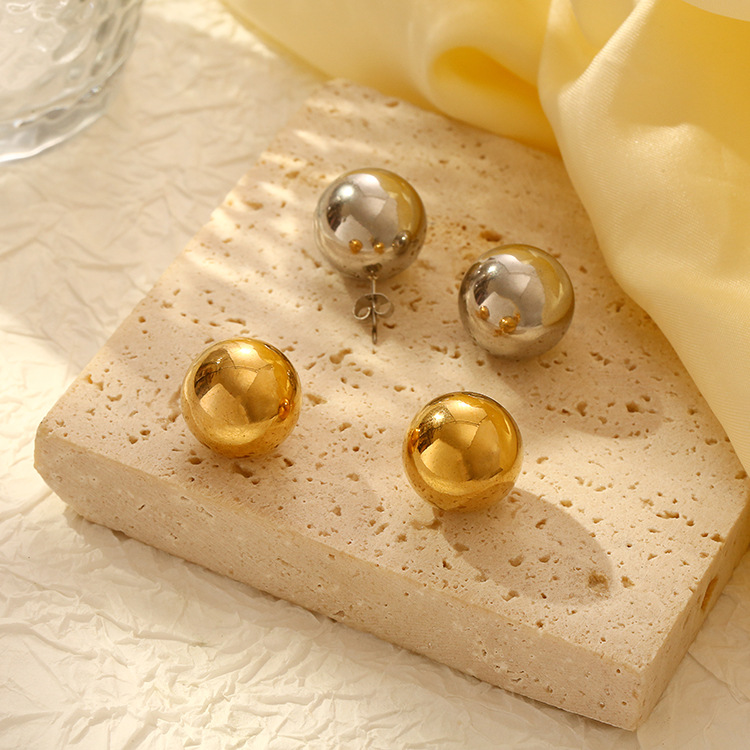 Moda europea y americana alta sensación de aretes huecos de acero inoxidable bolas de lujo ligero para mujeres chapado 18K orejas de oro al por mayor