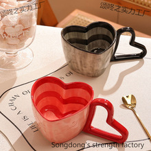 创意手绘条纹爱心马克杯釉下彩爱心手柄陶瓷咖啡杯手捏心形早餐杯