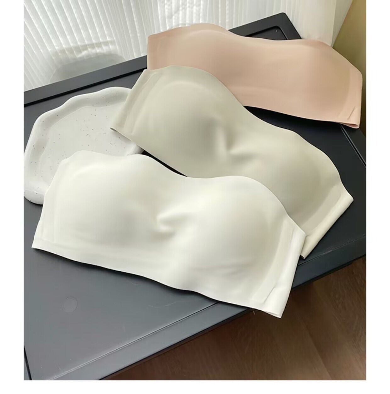 Besiūlė liemenėlė be petnešėlių nuo slydimo push-up krūtinei_voghion.com