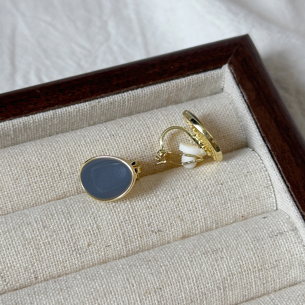 Versión coreana del temperamento de camelia, sin orejas perforadas, pinza para la oreja, flor de perla, tablero de ajedrez, pinza para la oreja triangular con diamantes, pendientes de nicho para mujeres