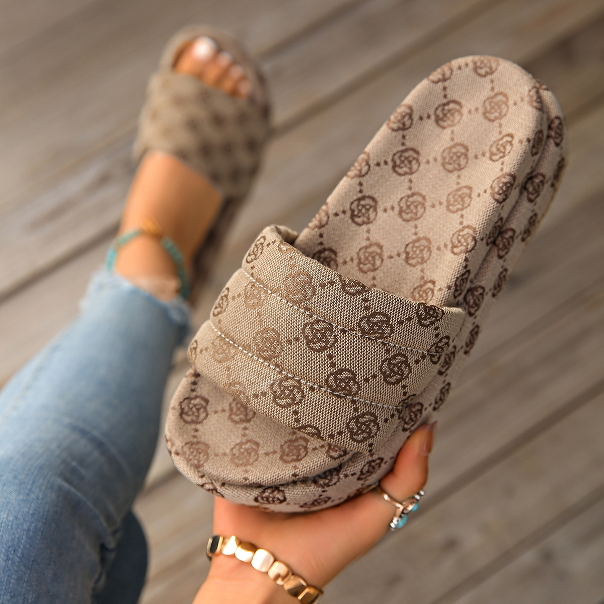 Dames plateau slippers met bloemendecoratie en dubbele zool_voghion.com