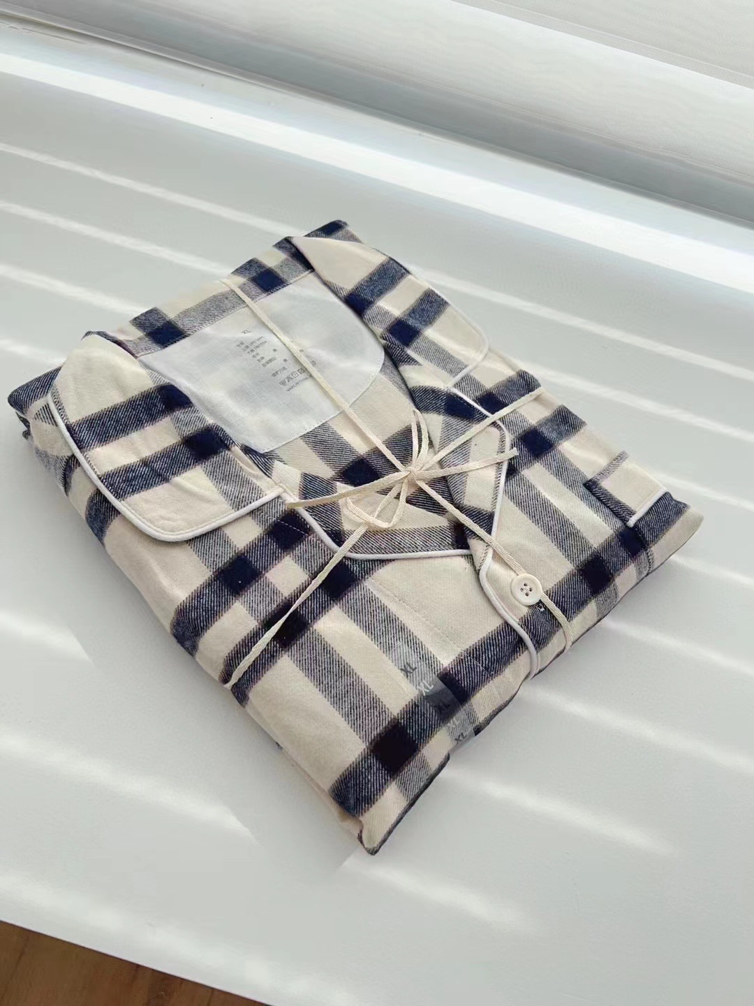 오프화이트 블루 체크 남성 스타일