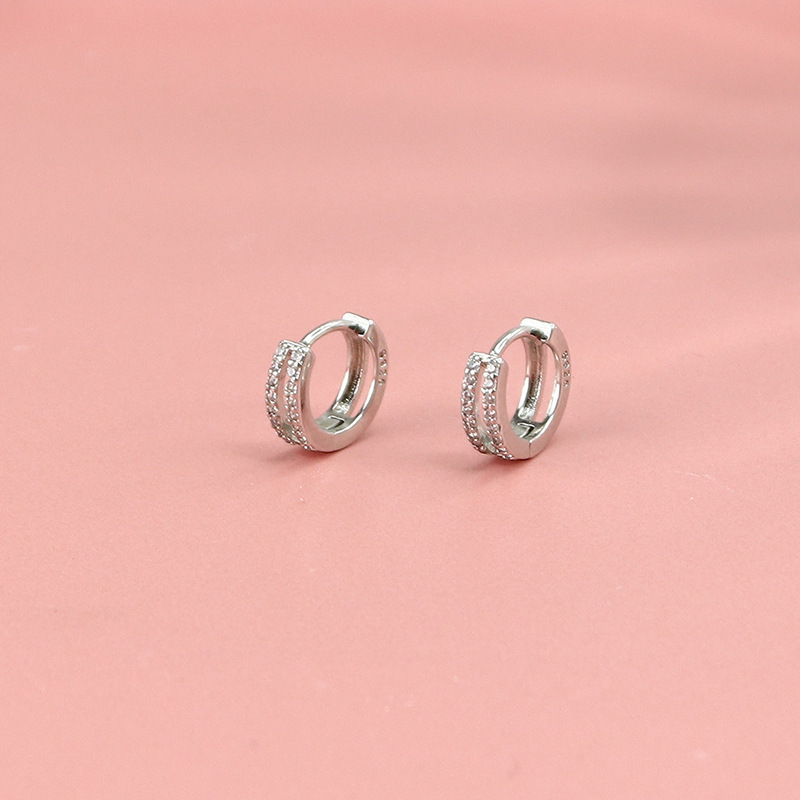 Versión coreana de la hebilla de hongo blanco de diamantes de doble capa geométrica, pendientes de temperamento simple femenino, estilo de Hong Kong, estilo de nicho, pendientes de todo fósforo de viento frío
