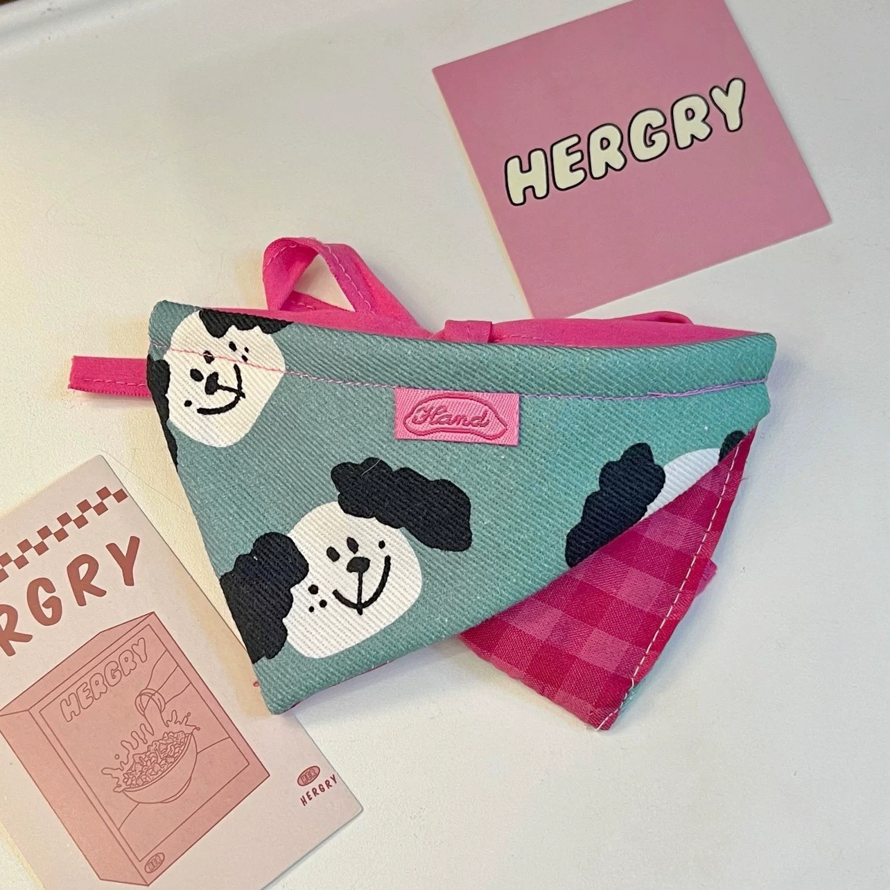 Домашние животные Крутая горячая девушка ветер нагрудник Чарли Кинг Йоркшир Мэн Треугольник кошка собака рот полотенце