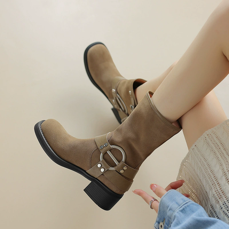 Европейский и американский стиль 2023, осенне-зимние новые ботильоны из кожи крупного рогатого скота, женские одиночные сапоги, универсальные с металлической пряжкой на среднем каблуке и круглой головкой