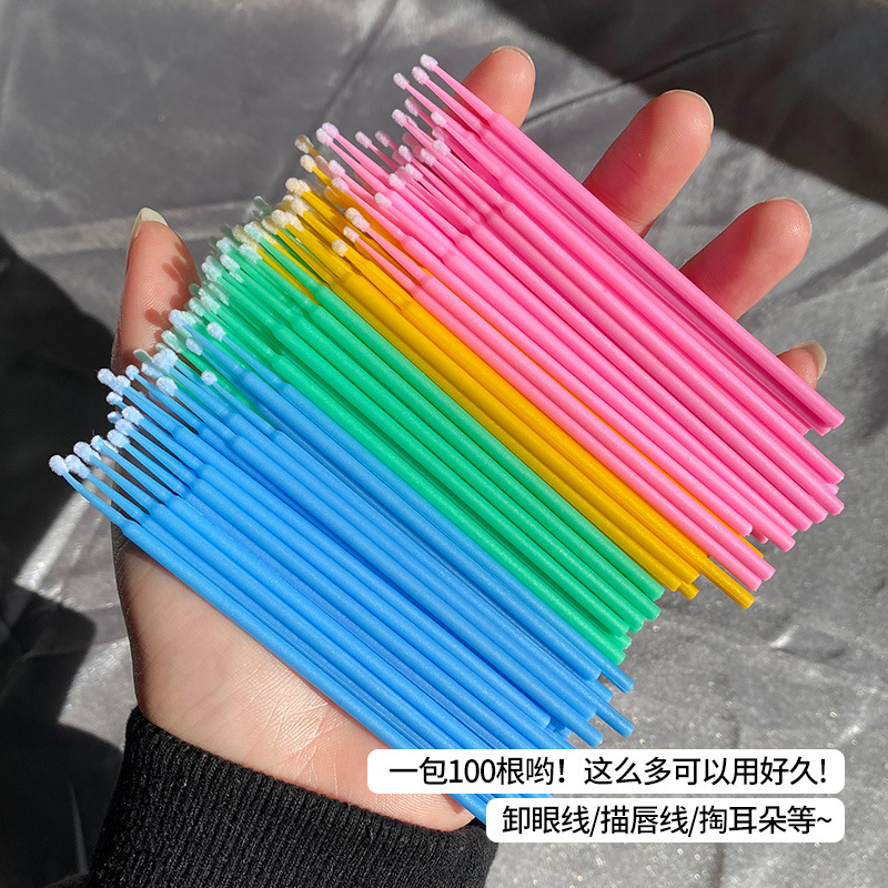 Dibuja delineador de ojos para ayudar a los bastoncillos de algodón para principiantes