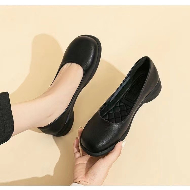 2026 verano de mujer con suela gruesa zapatos de cuero poco profundos zapatos negros de mujer con suela suave para trabajar zapatos de moda de viaje